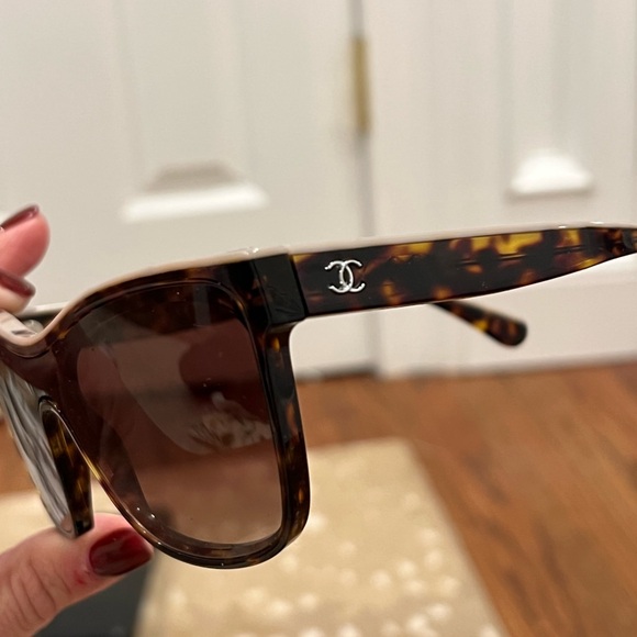 Chanel 5418 sunglasses logo on top 
Gorgeous!!!! - Picture 2 of 14